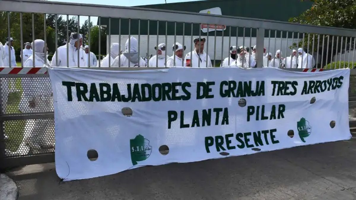 Trabajadores de Granja Tres Arroyos protestan ante las versiones de cierre definitivo de la planta de Pilar. Trabajadores de Granja Tres Arroyos protestan ante las versiones de cierre definitivo de la planta de Pilar.