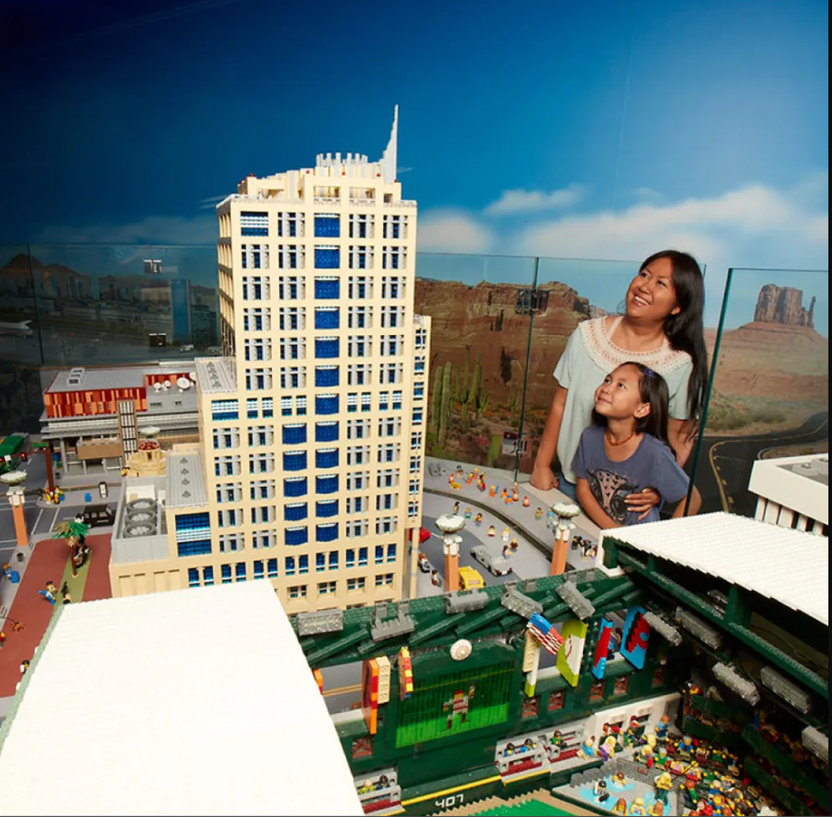 Miniland en el LEGOLAND Discovery Center recrea Dallas con miles de piezas LEGO, una de las atracciones favoritas para chicos y grandes. Miniland en el LEGOLAND Discovery Center recrea Dallas con miles de piezas LEGO, una de las atracciones favoritas para chicos y grandes.