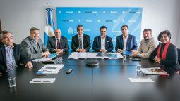 Sergio Mazza funcionarios de energía y ejecutivos de las dos empresas en la firma de la adjudicación.