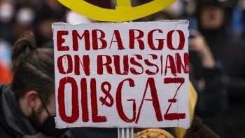 Protestas contra Rusia demandan sanciones a su suministro de gas y petroleo a Europa.