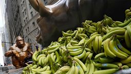 altText(Un gorila y 10 mil bananas contra el toro de Wall Street)}