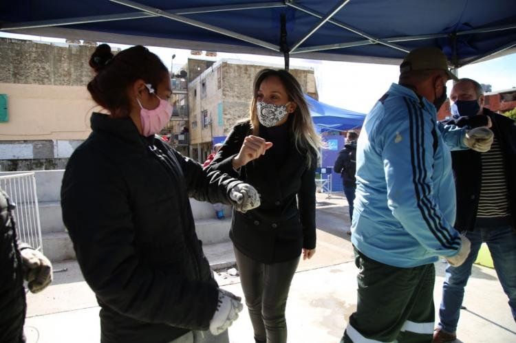 Malena Galmarini y Lucas Ghi hicieron una recorrida por el barrio para escuchar las problemáticas de los vecinos. Los operativos COVID-19 tienen como objetivo dotar de elementos de salud e higiene a la población de los barrios populares.