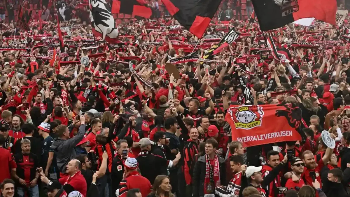 Una marea de hinchas rojos y negros celebran en Alemania. Una marea de hinchas rojos y negros celebran en Alemania.