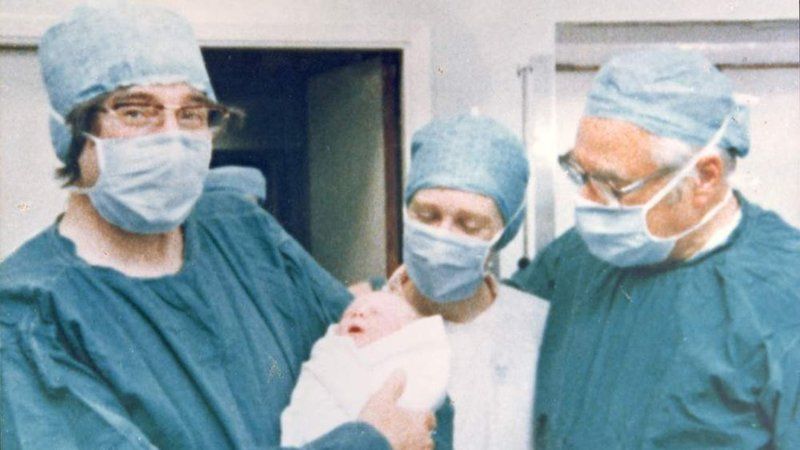 Robert Edwards, Nobel de Medicina desde 2010, sostiene a Louise Joy Brown