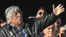 altText(Moyano, orador de lujo, entre enemigos)}
