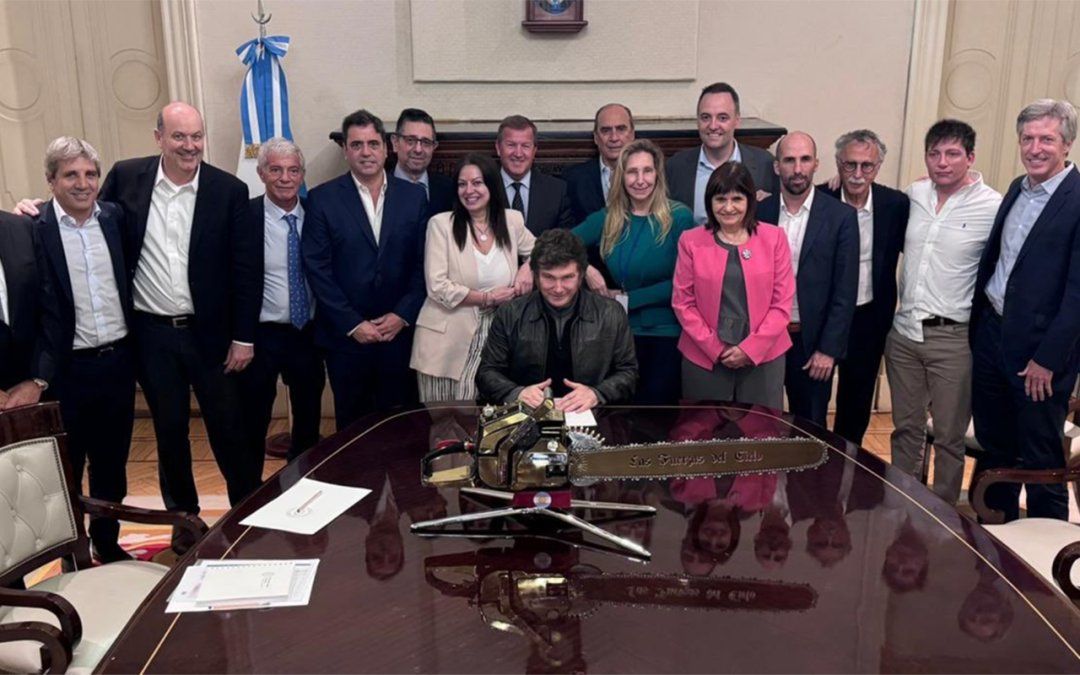 La foto de Javier Milei y su gabinete que desató polémica y chicanas...