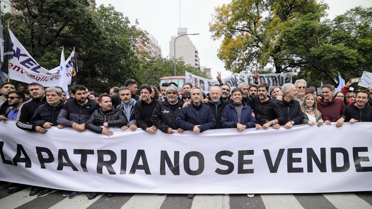 Axel Kicillof y otros dirigentes en la marcha convocada por la CGT por el Día del Trabajador (Foto: NA). Axel Kicillof y otros dirigentes en la marcha convocada por la CGT por el Día del Trabajador (Foto: NA).