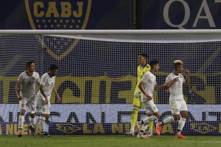 Diego Valoyes convierte el gol de la victoria para Talleres que derroto a Boca por 2 a 1 en la Bombonera. (Foto: Noticias Argentinas)
