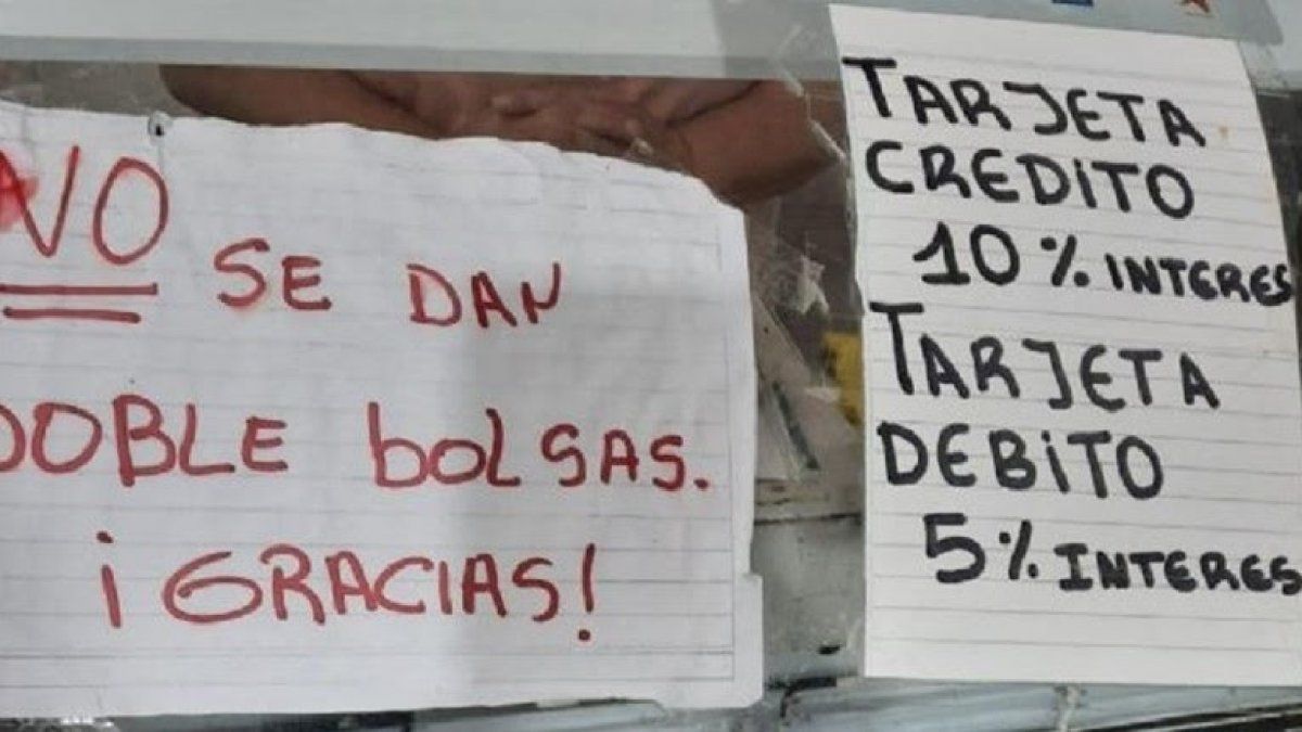 Llueven las denuncias por cargos extras en compras con tarjeta: Cómo proceder