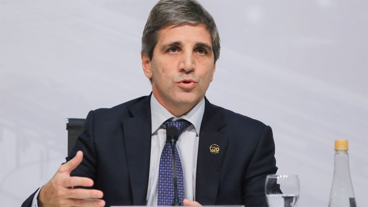 Luis Caputo, la Ley Bases, el cepo cambiario y el el impuesto país Luis Caputo, la Ley Bases, el cepo cambiario y el el impuesto país