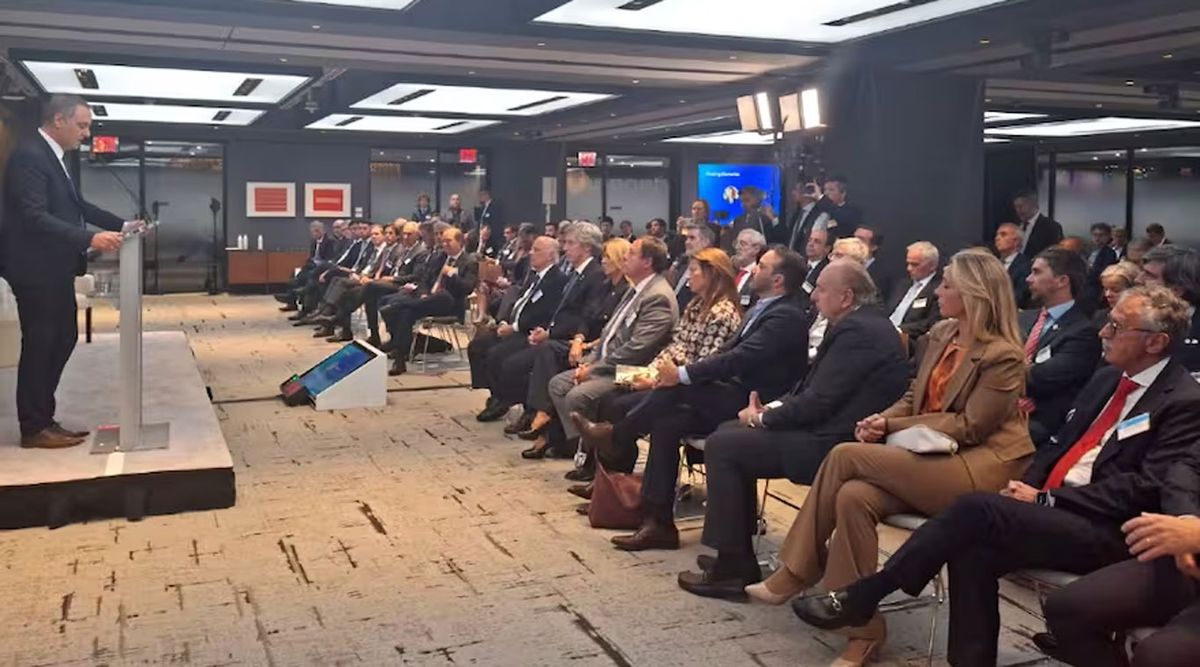 Adorni, el jueves en el cierre del 'Argentina Week' en Nueva York. Su esposa lo mira sentada enfrente. Adorni, el jueves en el cierre del 'Argentina Week' en Nueva York. Su esposa lo mira sentada enfrente.