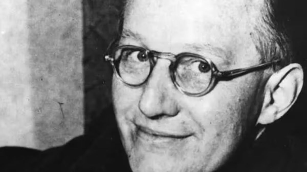 El científico irlandés Ernest Walton logró junto con John Cockcroft dividir el núcleo del átomo de forma artificial. El científico irlandés Ernest Walton logró junto con John Cockcroft dividir el núcleo del átomo de forma artificial.