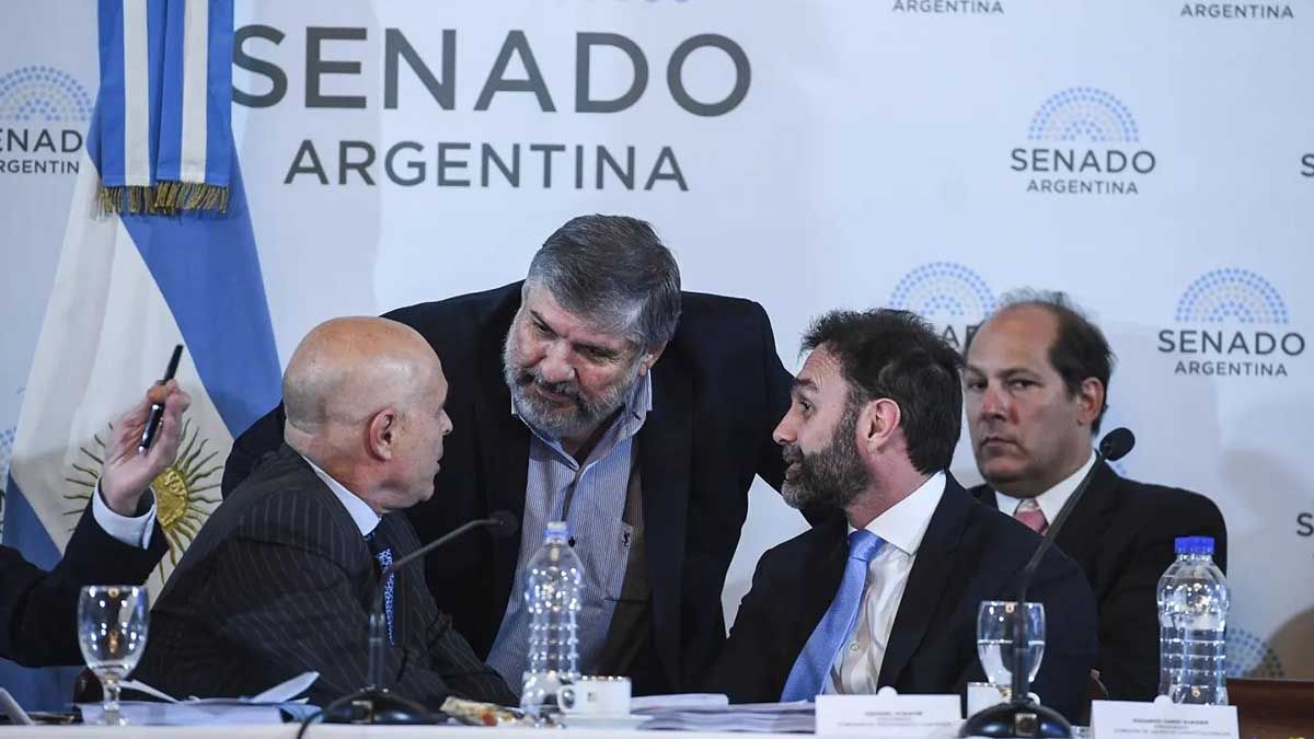 Los senadores oficialistas quieren sacar dictamen de la Ley Bases y el paquete fiscal en la misma jornada. Los senadores oficialistas quieren sacar dictamen de la Ley Bases y el paquete fiscal en la misma jornada.