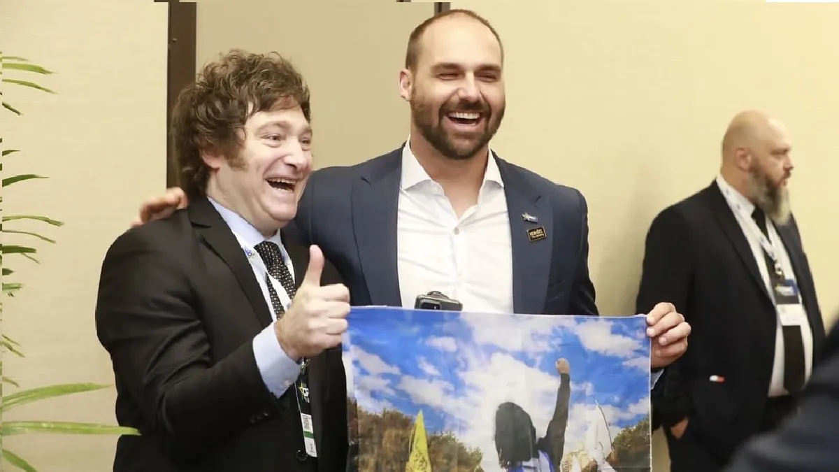 Javier Milei junto a Eduardo Bolsonaro. Javier Milei junto a Eduardo Bolsonaro. 