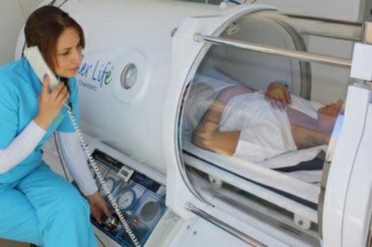 La terapia de oxigenación hiperbárica se usa como tratamiento convencional para los submarinistas que sufren el síndrome de descompresión.