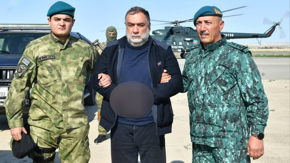 Ruben Vardanyan, en el centro, detenido por agentes de seguridad azerbaiyanos © Servicio Estatal de Fronteras de Azerbaiyán/AFP/Getty Images Ruben Vardanyan, en el centro, detenido por agentes de seguridad azerbaiyanos © Servicio Estatal de Fronteras de Azerbaiyán/AFP/Getty Images