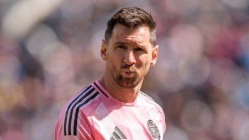 Leo Messi da un paso fuera de la cancha: el argentino avanza en la compra del Cornellà y se proyecta como nuevo accionista mayoritario del club catalán. Leo Messi da un paso fuera de la cancha: el argentino avanza en la compra del Cornellà y se proyecta como nuevo accionista mayoritario del club catalán.