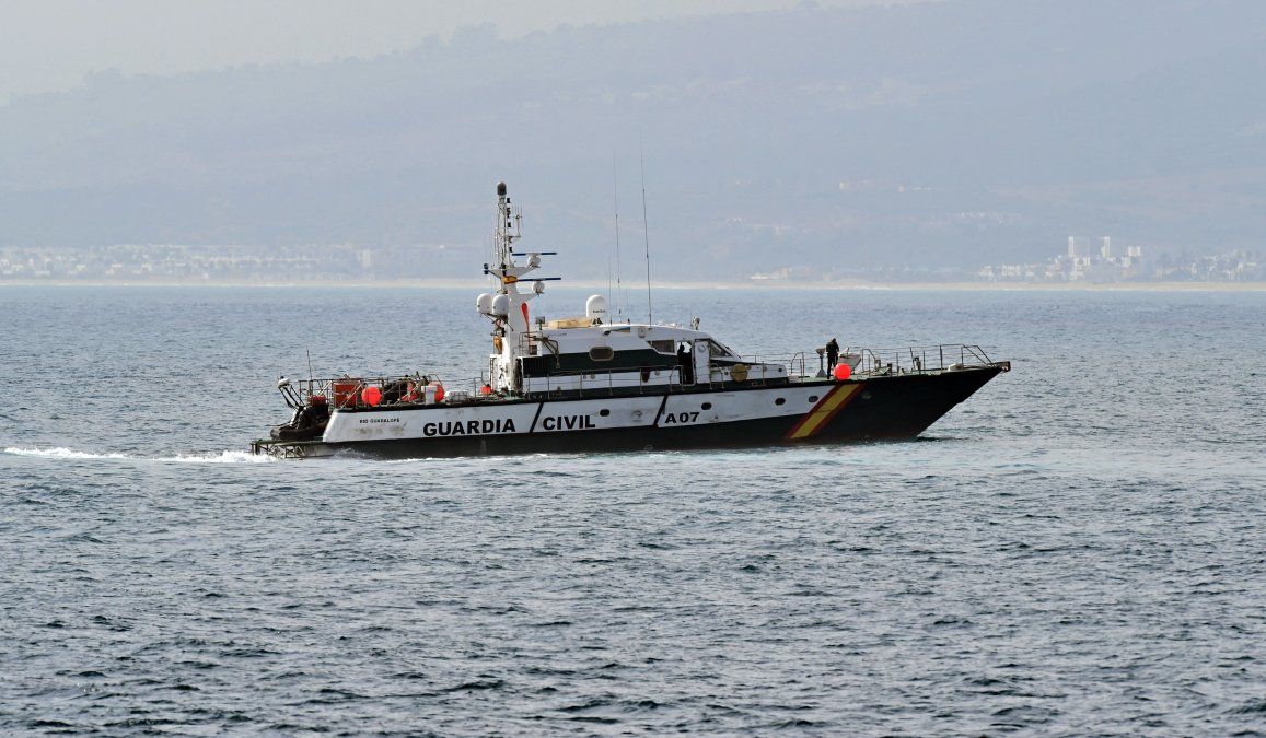 Una embarcación de la Guardia Civil patrulla frente a la costa de Ceuta, junto a la frontera con Marruecos, escenario de las incursiones navales que investiga la Justicia española.