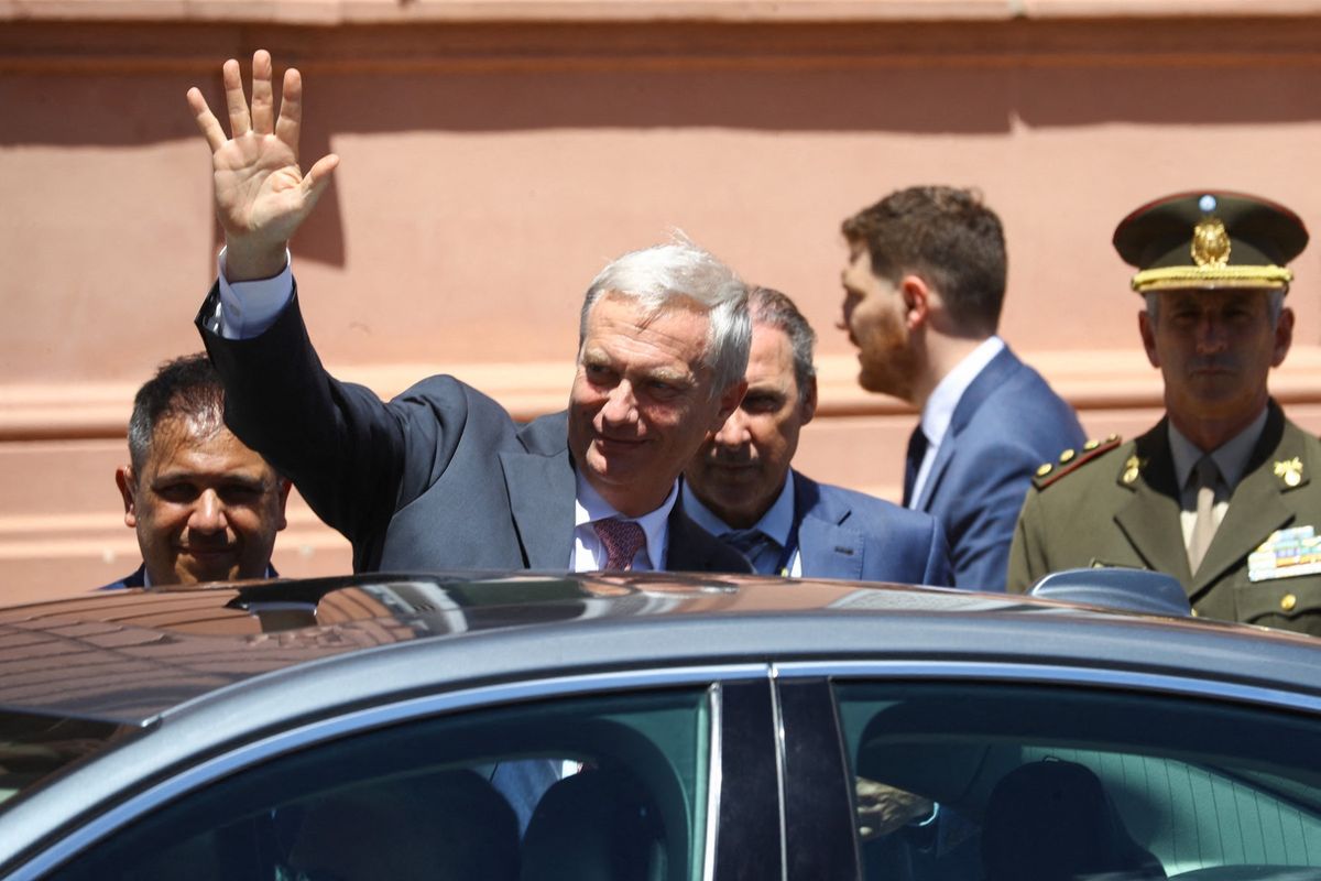 El presidente electo de Chile, José Antonio Kast, saluda al salir de la Casa Rosada después de reunirse con el presidente de Argentina, Javier Milei, en Ciudad de Buenos Aires, el 16/12/2025. El presidente electo de Chile, José Antonio Kast, saluda al salir de la Casa Rosada después de reunirse con el presidente de Argentina, Javier Milei, en Ciudad de Buenos Aires, el 16/12/2025.