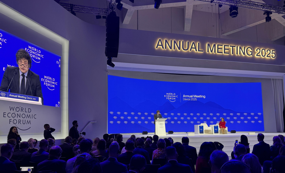 Javier Milei se defendió de las críticas a su discurso en el Foro Económico de Davos, tomando Twitter para acusar a los demás de falaces. Paradójicamente, su propio discurso estaba cargado de falacias argumentativas. Javier Milei se defendió de las críticas a su discurso en el Foro Económico de Davos, tomando Twitter para acusar a los demás de falaces. Paradójicamente, su propio discurso estaba cargado de falacias argumentativas.