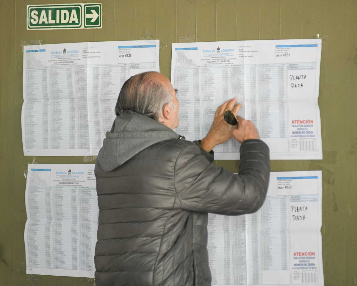 Un hombre se busca en el padrón para votar en el balotaje. Un hombre se busca en el padrón para votar en el balotaje.