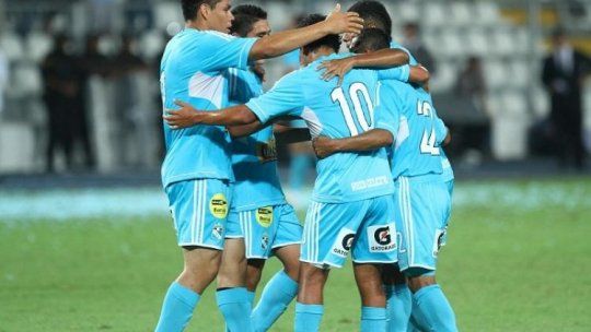 Jugadores de Sporting Cristal celebran un gol contra Sport Huancayo.
