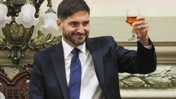 Brindis selectivo de Maximiliano Pullaro: Menos empleo público, más planta política