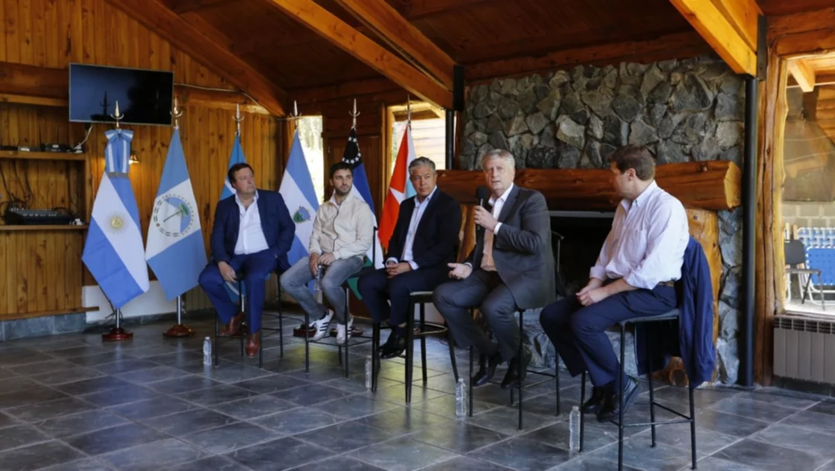 Lo que exigen los gobernadores petroleros es la potestad sobre los recursos y las regalías, y a ello condicionarán al Gobierno en su intención de lograr aprobar su proyecto. Lo que exigen los gobernadores petroleros es la potestad sobre los recursos y las regalías, y a ello condicionarán al Gobierno en su intención de lograr aprobar su proyecto. 