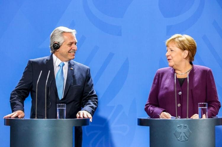 Alberto Fernández y Angela Merkel durante la conferencia que brindaron ante los medios