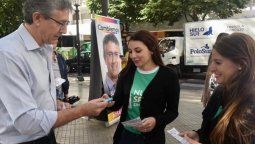 altText(Campaña insólita: un candidato repartió gas pimienta para 