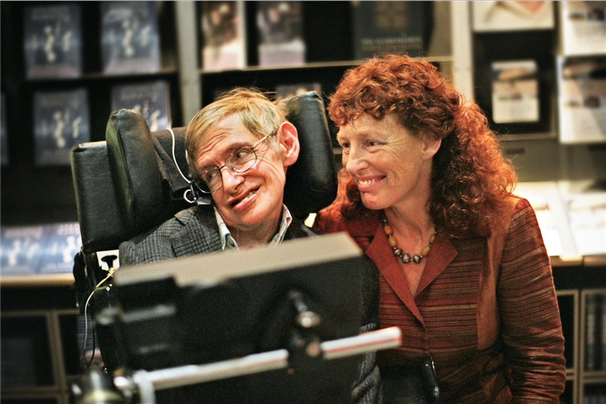 Cuando todavía era un muchacho, Stephen Hawking fue diagnosticado con ELA, una enfermedad neurodegenerativa que terminaría reteniéndolo a una silla y lo obligaría a hablar por un sintetizador de voz. Cuando todavía era un muchacho, Stephen Hawking fue diagnosticado con ELA, una enfermedad neurodegenerativa que terminaría reteniéndolo a una silla y lo obligaría a hablar por un sintetizador de voz.