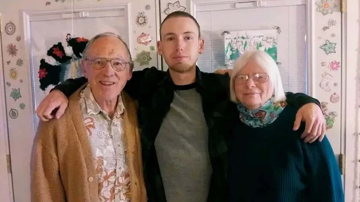 Jerry Jouret (izquierda) con su esposa Sharon (derecha) y su nieto Christian (centro)