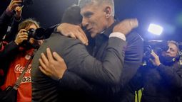 Sebastián Battaglia se abraza con Martín Palermo, en un partido en el que se cruzaron como entrenadores de Boca y de Aldosivi, respectivamente