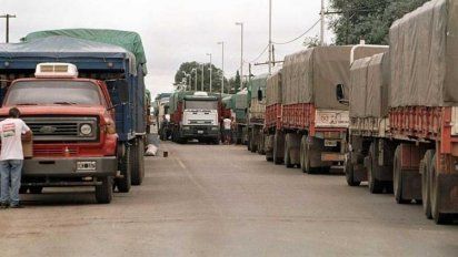 Largas filas: 3er día de corte de transportistas en la autopista Bs As-Rosario y otros puntos del país