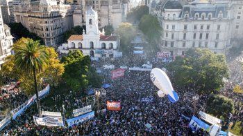 #MarchaUniversitaria: Miles de personas en Plaza de Mayo. #MarchaUniversitaria: Miles de personas en Plaza de Mayo.