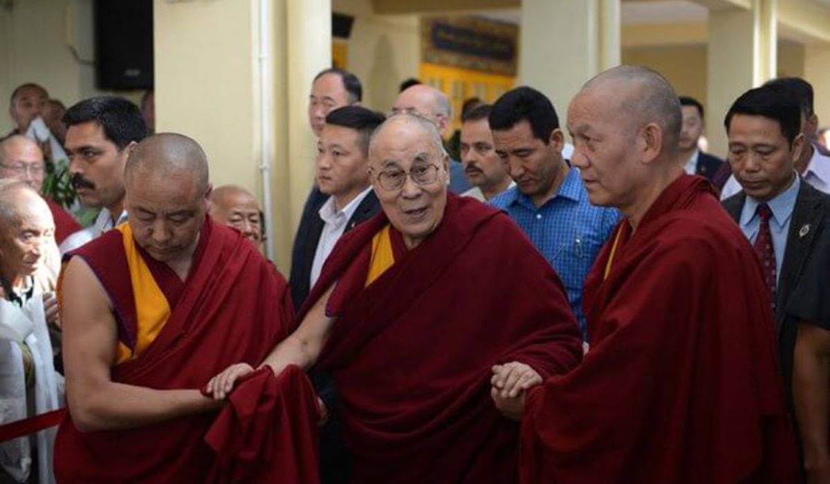Dalai Lama participó de la Cumbre Internacional de Libertad Religiosa de 3 días en WDC. “Las tradiciones teístas creen en un creador, mientras que las no teístas, como el jainismo, el budismo, etc., siguen una línea de razonamiento diferente. Pero el mensaje que tienen en común es el de ser amable, honesto y veraz ”, dijo el monje tibetano de 86 años en un mensaje grabado en vídeo desde su casa en la India. “En estos días, hago hincapié en que tenemos que entender que los 7.000 millones de seres humanos enteros (vivos hoy) son iguales”, dijo.