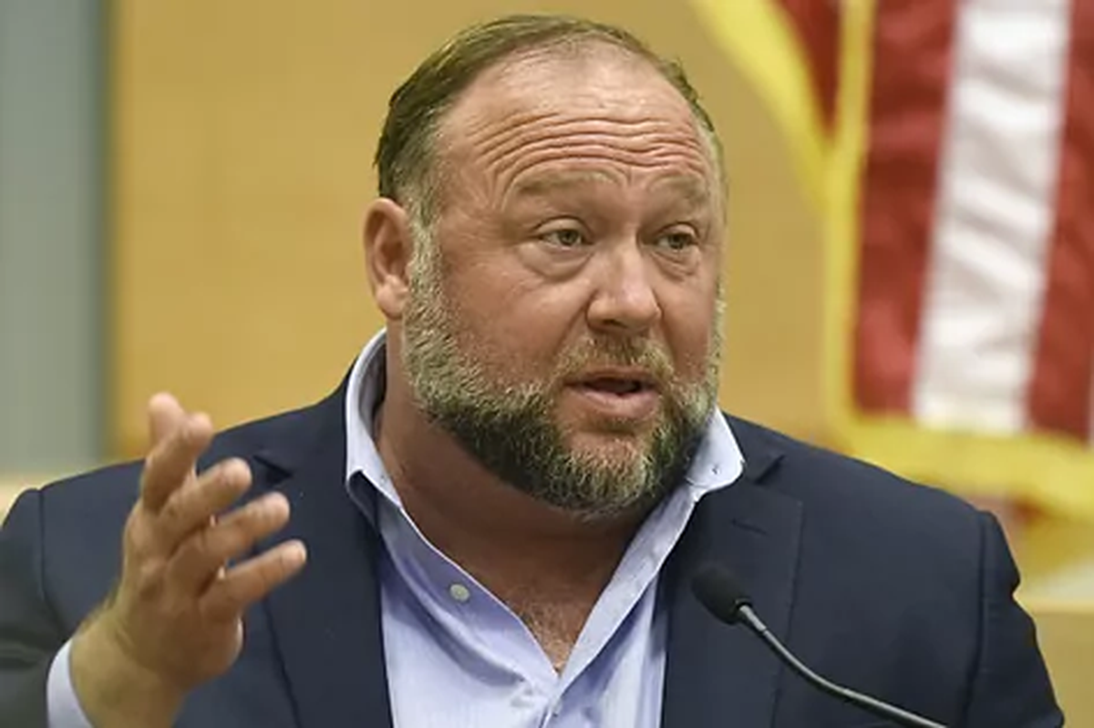Alex Jones durante el juicio.