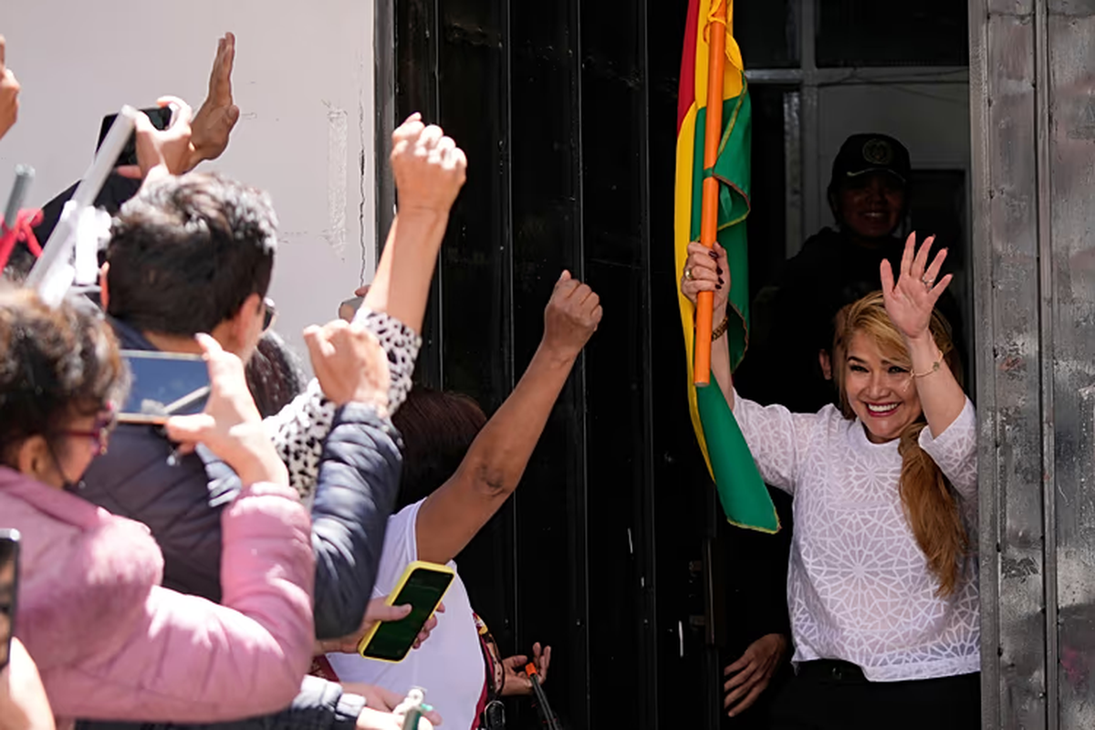 En junio de 2022 Áñez había recibido la condena de diez años de prisión por lo que se denominó el caso ‘golpe de Estado II’, que la señalaba por asumir de forma ilegal la presidencia tras la renuncia de Evo Morales y otros miembros de la cadena de sucesión en noviembre de 2019. En junio de 2022 Áñez había recibido la condena de diez años de prisión por lo que se denominó el caso ‘golpe de Estado II’, que la señalaba por asumir de forma ilegal la presidencia tras la renuncia de Evo Morales y otros miembros de la cadena de sucesión en noviembre de 2019.