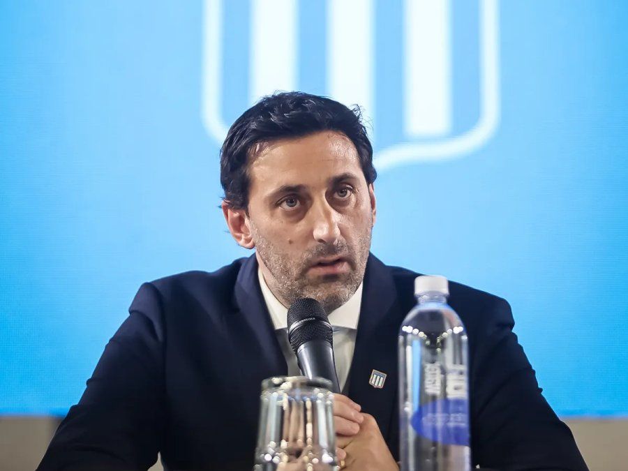 Diego Milito en el ojo de la tormenta en Racing