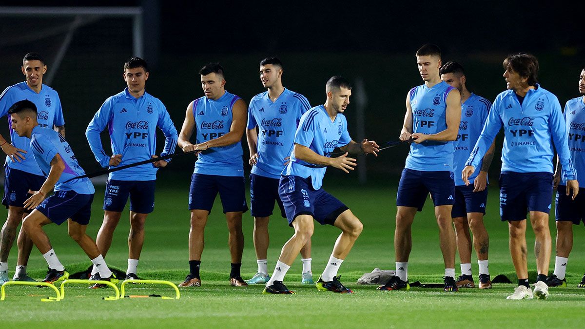 Lionel Scaloni tiene el plantel a disposición y Argentina practicó en Doha pero Francia ya ‘calienta’ el duelo de este domingo (18/12). (Foto: Noticias Argentinas/REUTERS)