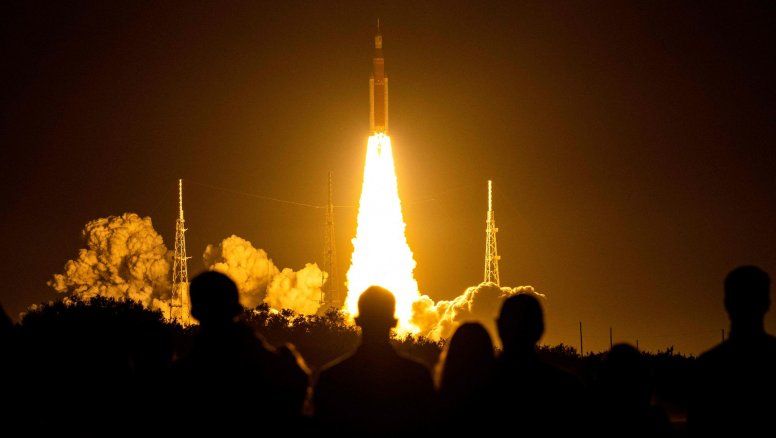 El hombre cerca de la luna, 50 años después; Karina festejó cumple sin Adorni