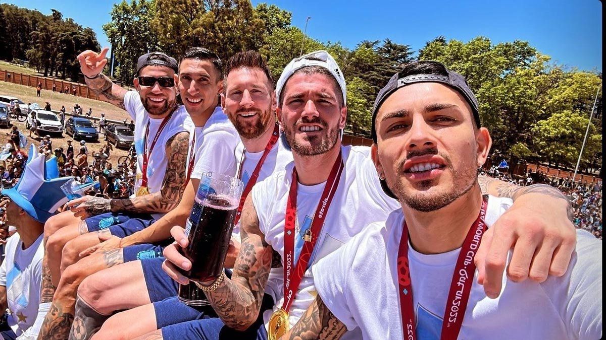 Los jugadores de la Selección Argentina festejando en el micro que los lleva en caravana para festejar con la gente.