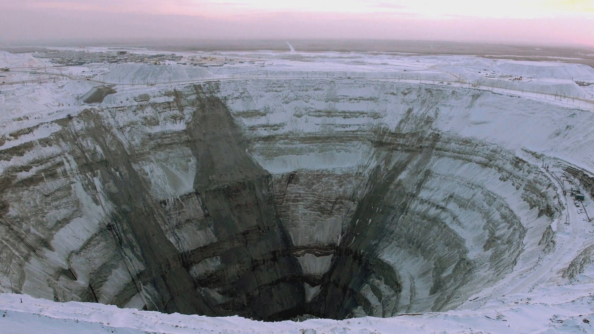 El permafrost es el suelo que permanece congelado durante todo el año y que cubre gran parte de las regiones polares y alpinas del planeta. El permafrost es el suelo que permanece congelado durante todo el año y que cubre gran parte de las regiones polares y alpinas del planeta.
