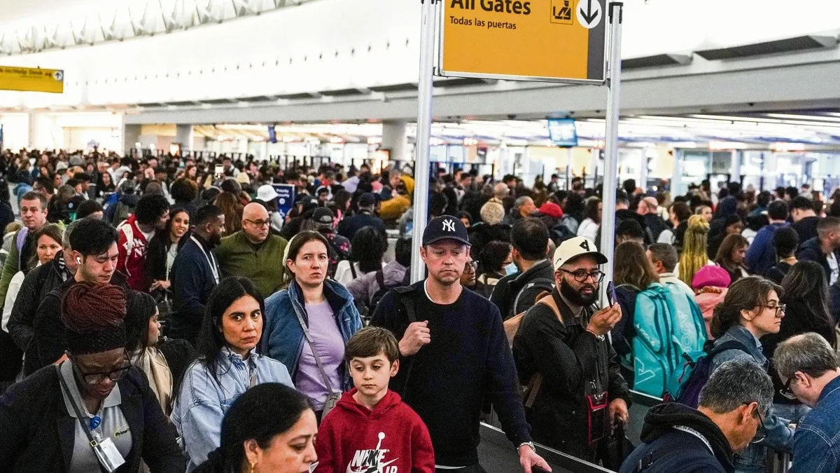Caos en aeropuertos de Estados Unidos. Transporte aéreo demorado e ineficiente, filas interminables y reclamos por promesas de campaña incumplidas. Donald Trump enfrenta un momento crítico por el descenso de su imagen positiva. Caos en aeropuertos de Estados Unidos. Transporte aéreo demorado e ineficiente, filas interminables y reclamos por promesas de campaña incumplidas. Donald Trump enfrenta un momento crítico por el descenso de su imagen positiva.
