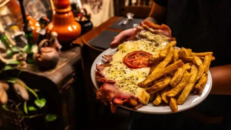 Furor por este bodegón con milanesas más grandes que el plato