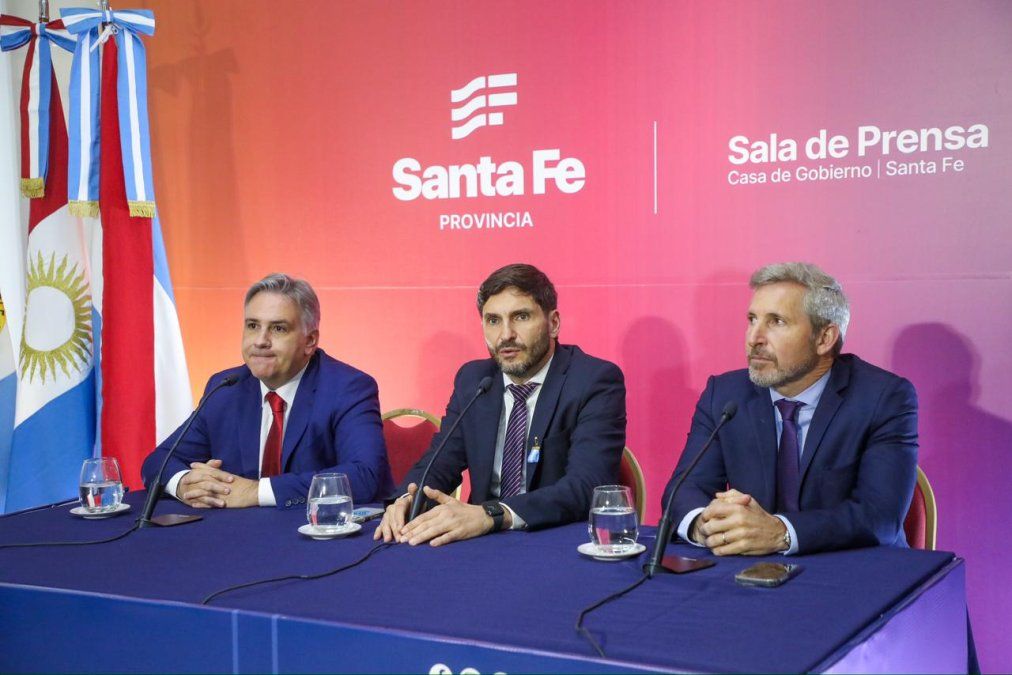 Los gobernadores Martín Llaryora, de Córdoba, Rogelio Frigerio de Entre Ríos y Maximiliano Pullaro de Santa Fe reclamaron por la deuda del Anses. Los gobernadores Martín Llaryora, de Córdoba, Rogelio Frigerio de Entre Ríos y Maximiliano Pullaro de Santa Fe reclamaron por la deuda del Anses.