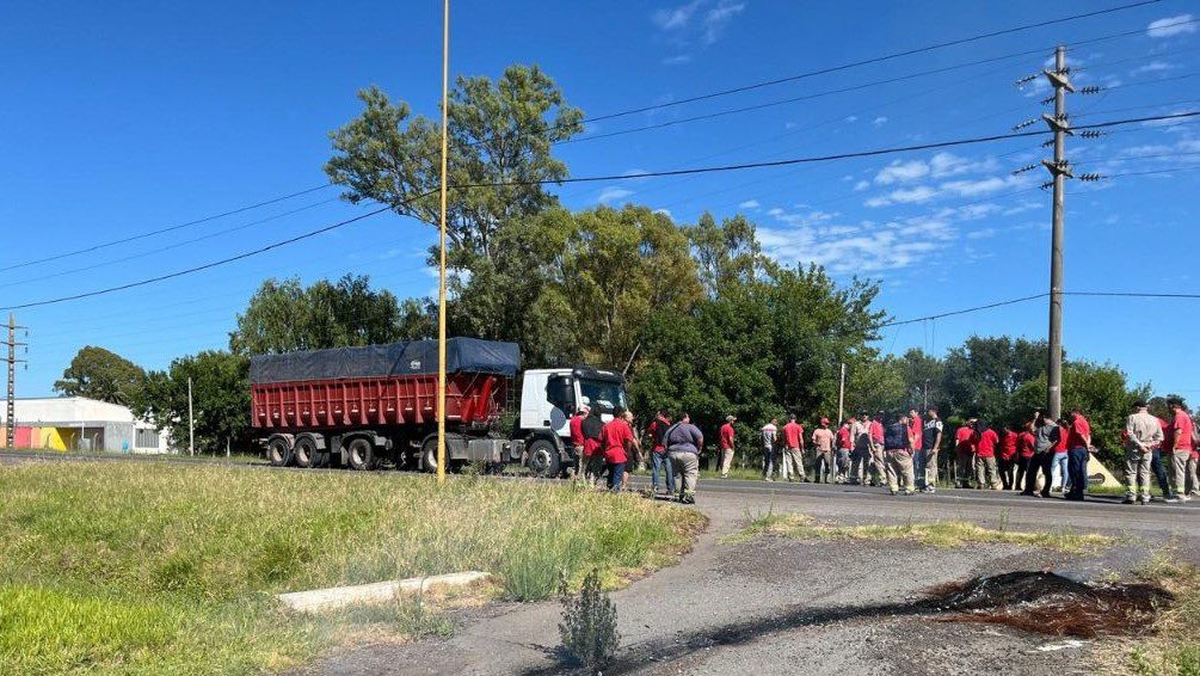 Los trabajadores cortaron la Ruta Nacional 33 para visibilizar la grave situación que atraviesan. Los trabajadores cortaron la Ruta Nacional 33 para visibilizar la grave situación que atraviesan. 