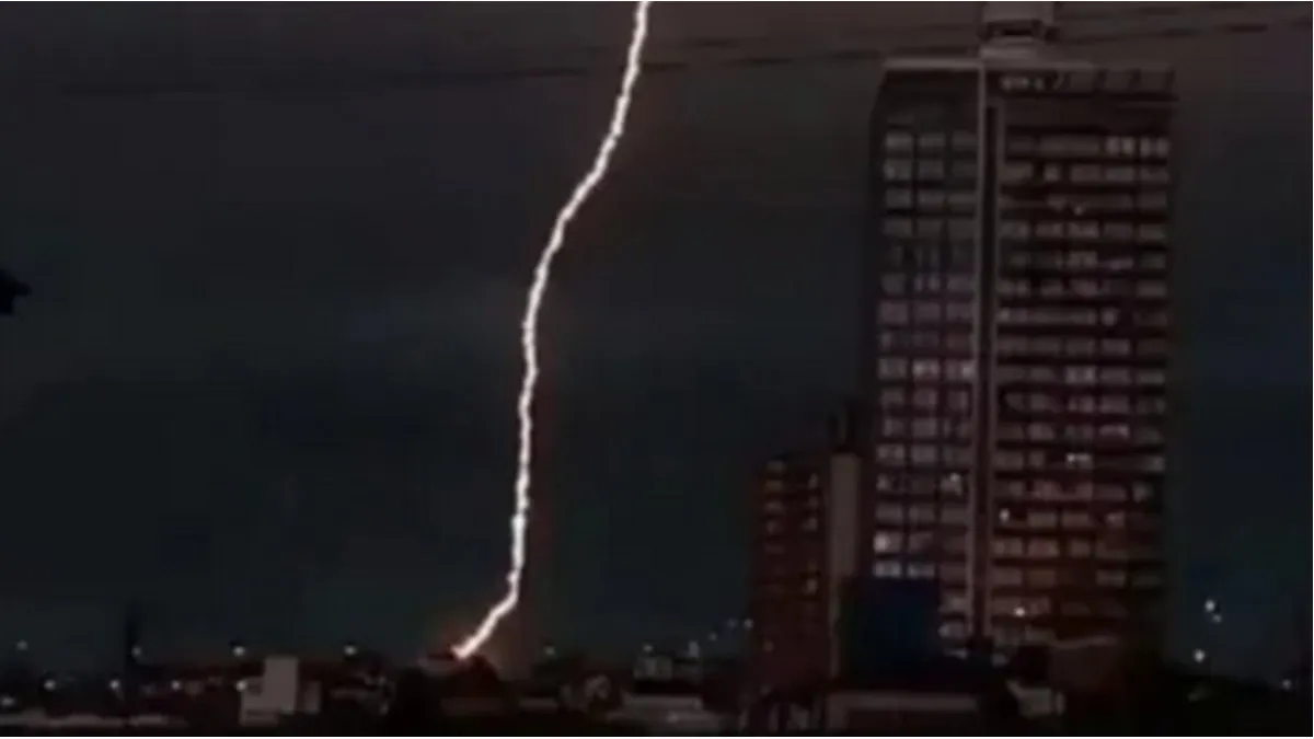 "Mirá, mirá. Mirá dónde cayó", se escucha decir al autor de la grabación, sorprendido por la magnitud del fenómeno. Afortunadamente, la vivienda se encontraba vacía al momento del incidente, lo que evitó que hubiera personas lesionadas. "Mirá, mirá. Mirá dónde cayó", se escucha decir al autor de la grabación, sorprendido por la magnitud del fenómeno. Afortunadamente, la vivienda se encontraba vacía al momento del incidente, lo que evitó que hubiera personas lesionadas.