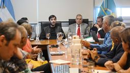 Ignacio Torres con docentes y estatales al anunciar el fondo de incentivo docente provincial.