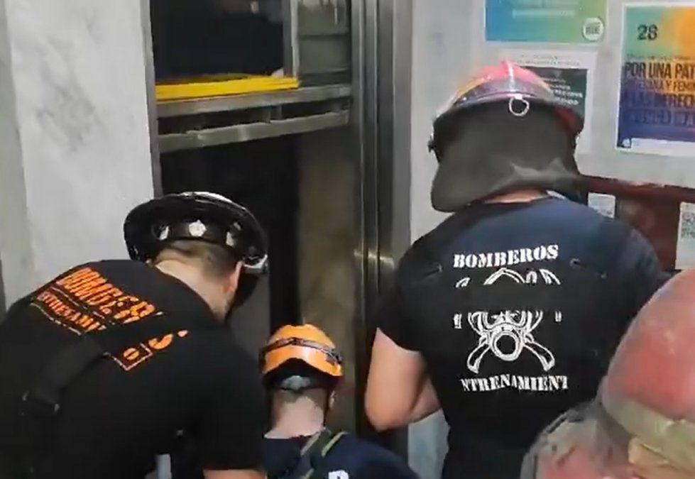 Un ascensor se desplomó en una extensión del Ministerio de Salud. (Foto: Captura de video)